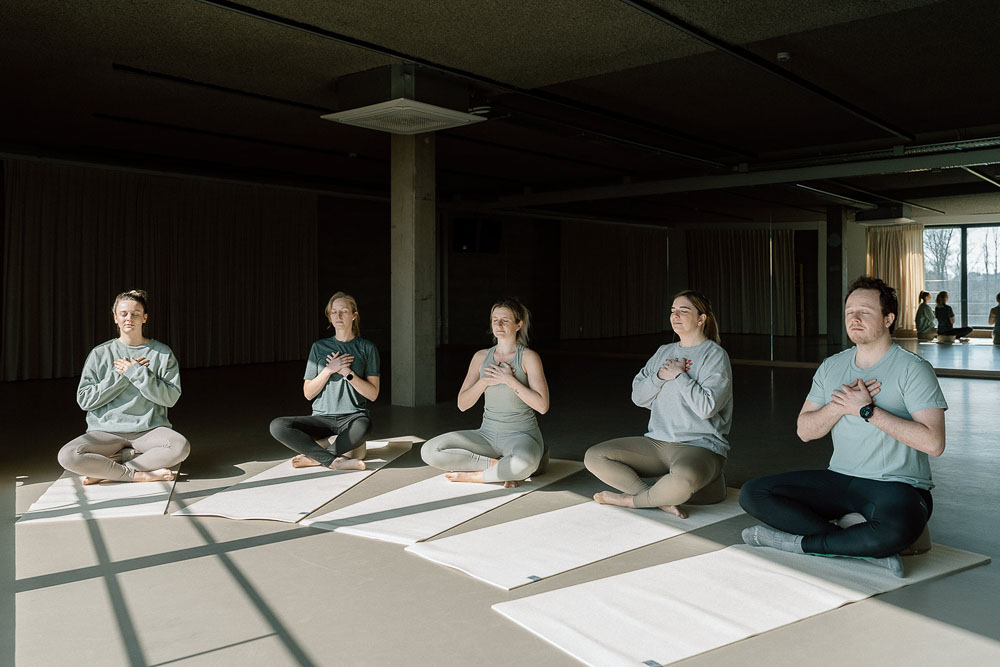 klanten beoefenen yoga in onze polyvalente zalen