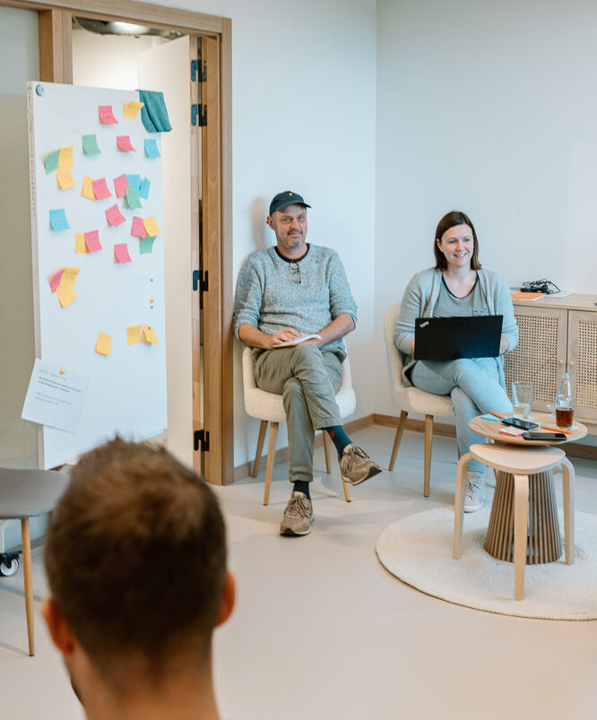 Een team hout een meeting in onze grote meeting room