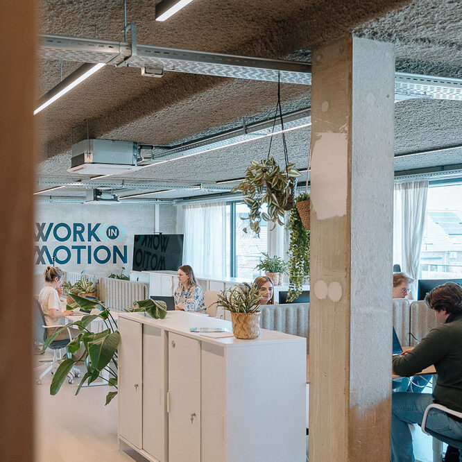 beeld van de coworkruimte waar verschillende mensen aan het werk zijn