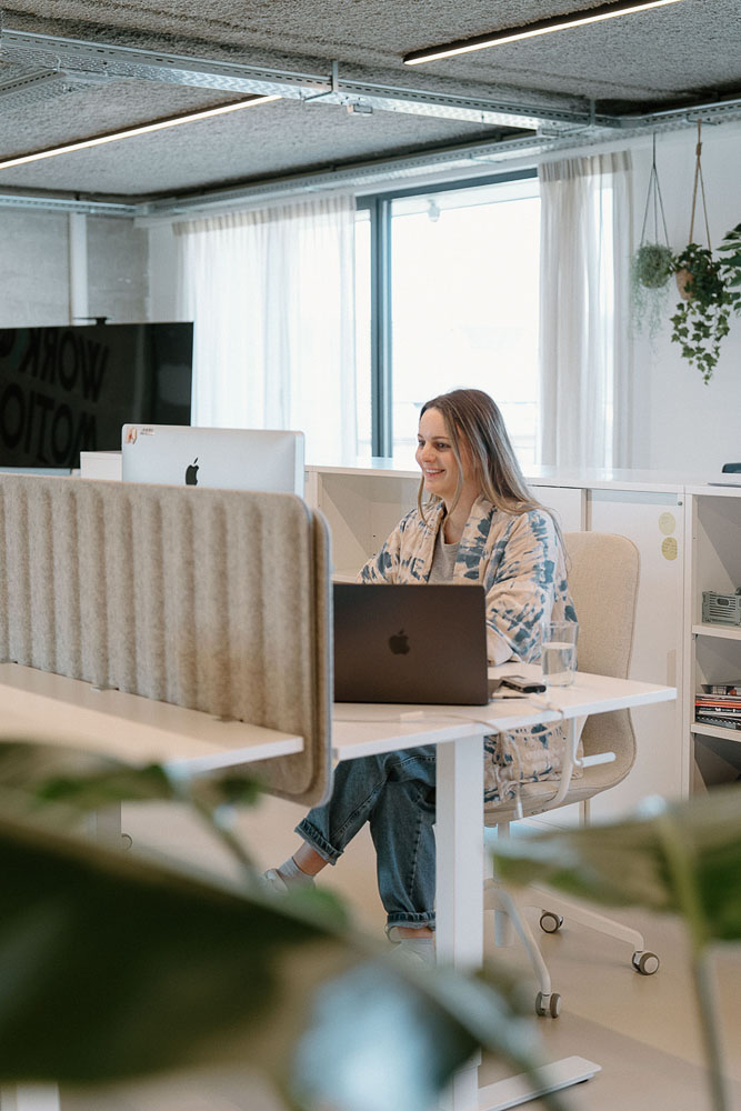 coworker aan het werk aan een bureau